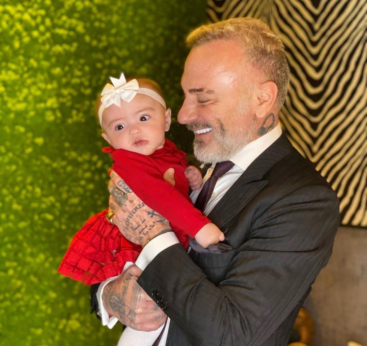 Fiica milionarului, Gianluca Vacchi, a fost supusa unei interventii chirurgicale majore la doar 6 luni. Fetita s-a nascut cu o patologie a fetei. "A fost atat de curajoasa, calma si dulce prin toate acestea, incat ma face atat de mandru sa fiu tatal ei!"