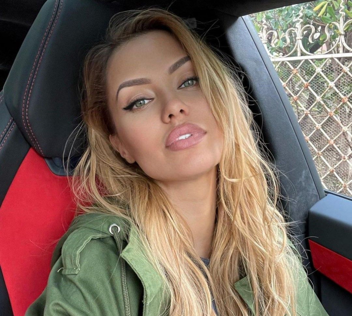 A plans si a aratat fundul pe stories celor 8 milioane de urmaritori. „Nici eu nu sunt ideala, am si eu vergeturi” - VIDEO A plans si a aratat fundul pe stories celor 8 milioane de urmaritori. „Nici eu nu sunt ideala, am si eu vergeturi” - VIDEO