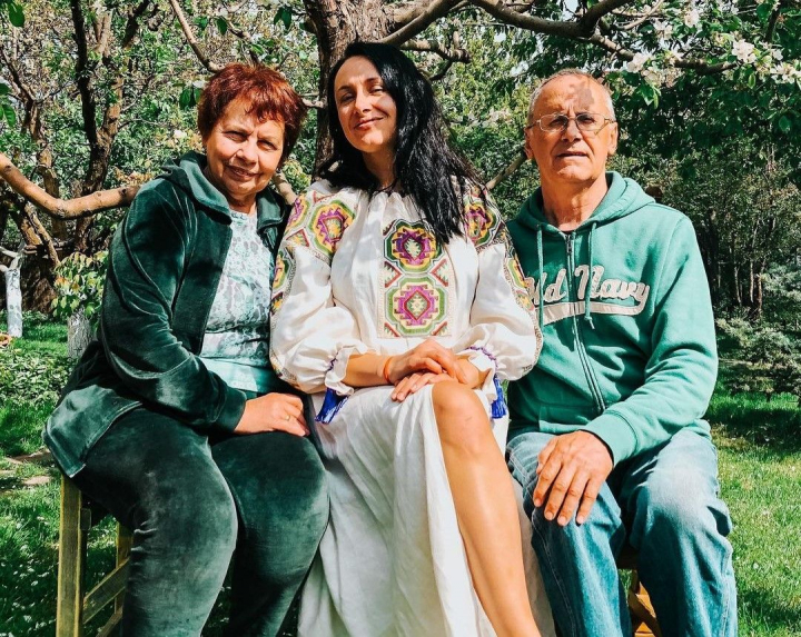 Aproape jumatate de secol impreuna! Parintii Natei Albot - un exemplu pentru ea: „Nu durata casniciei, ci calitatea relatiei e cea care conteaza. Nu mereu, dar e posibil sa le ai pe ambele. Eu am o dovada” Aproape jumatate de secol impreuna! Parintii Natei Albot - un exemplu pentru ea: „Nu durata casniciei, ci calitatea relatiei e cea care conteaza. Nu mereu, dar e posibil sa le ai pe ambele. Eu am o dovada”