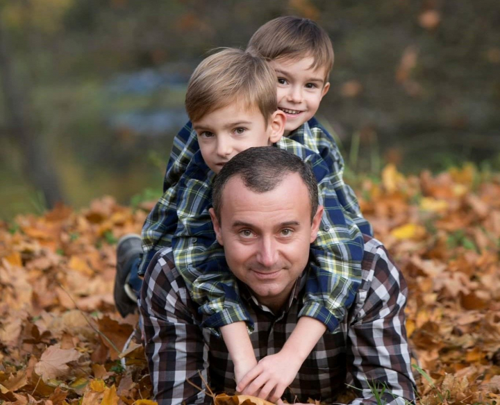 Trebuie sa auzi asta! Cantec dedicat Zilei Pamantului de la Daniel si Lucian Advahov: "Mama noua ne spune: parca e Las Vegas la noi in casa, mai stingeti din luminele astea” - VIDEO