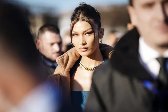 NU zambeste in fata camerelor! Bella Hadid a povestit de ce isi ascunde zambetul: „Am antrenat mult timp acest chip indiferent”