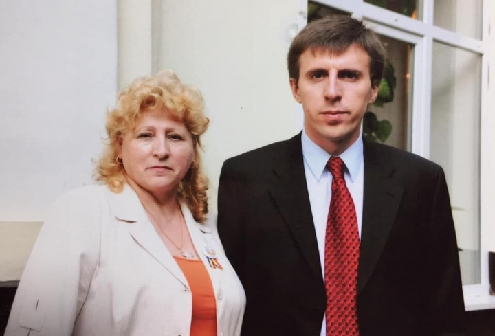 La cateva zile dupa ce mama sa a plecat la ceruri, Dorin Chirtoaca, indurerat, i-a dedicat un mesaj emotionant celei care i-a dat viata: „Onoarea numelui tau si demnitatea ta, dar si ale familiei, au fost calcate in picioare pe nedrept, ele trebuie recastigate si restabilite.” La cateva zile dupa ce mama sa a plecat la ceruri, Dorin Chirtoaca, indurerat, i-a dedicat un mesaj emotionant celei care i-a dat viata: „Onoarea numelui tau si demnitatea ta, dar si ale familiei, au fost calcate in picioare pe nedrept, ele trebuie recastigate si restabilite.”