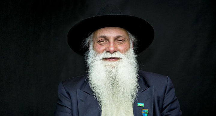 Ii place aurul, stie 8 limbi, canta la 4 instrumente, iar pasiunea sa cea mai mare sunt COLECTIILE. Vezi cum traieste Baronul romilor de la Soroca: "Iata aici este Alionuska din Rusia, ele costa undeva 120 000 de lire sterline" - VIDEO Ii place aurul, stie 8 limbi, canta la 4 instrumente, iar pasiunea sa cea mai mare sunt COLECTIILE. Vezi cum traieste Baronul romilor de la Soroca: "Iata aici este Alionuska din Rusia, ele costa undeva 120 000 de lire sterline" - VIDEO