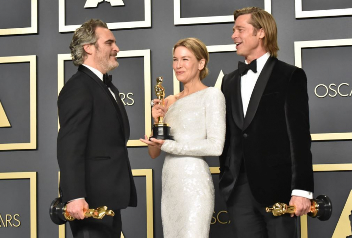 Brad Pitt a surprins pe scena Oscarurilor cu un look cu totul neasteptat: la patru ace, dar cu...codita Brad Pitt a surprins pe scena Oscarurilor cu un look cu totul neasteptat: la patru ace, dar cu...codita