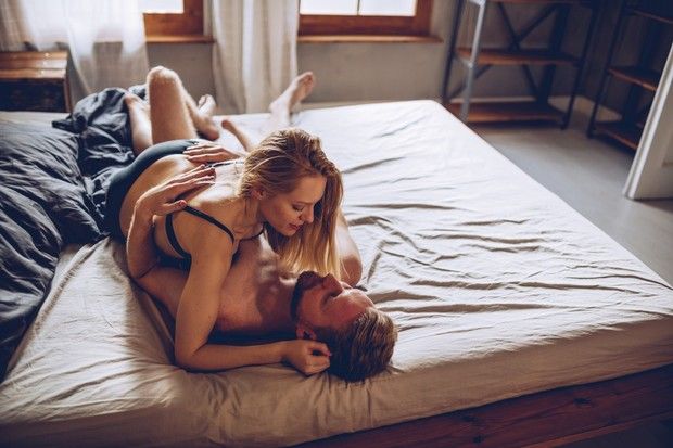 De la „doggy style” la pozitia „calaretului”. Care sunt pozitiile sexuale potrivite pentru fiecare varsta