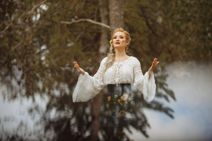 „Blestemata sa fie strainatatea!” Tatiana Martin si Orchestra Fratilor Advahov - dedicatie pentru mamele care sunt plecate peste hotare. „Maiculita mea instrainata, iar pornesti la drum lacrimata” - VIDEO