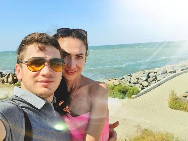 A cerut-o de sotie, dar ea nu a zis nici DA, nici BA! Victoria Badicico: „Sunt mai timida, iar acolo pe scena, cand am vazut camera, m-am emotionat si mai mult. Am lasat o nota de suspans ca sa fie to be continued’’. Care a fost reactia iubitului ei - VIDEO A cerut-o de sotie, dar ea nu a zis nici DA, nici BA! Victoria Badicico: „Sunt mai timida, iar acolo pe scena, cand am vazut camera, m-am emotionat si mai mult. Am lasat o nota de suspans ca sa fie to be continued’’. Care a fost reactia iubitului ei - VIDEO