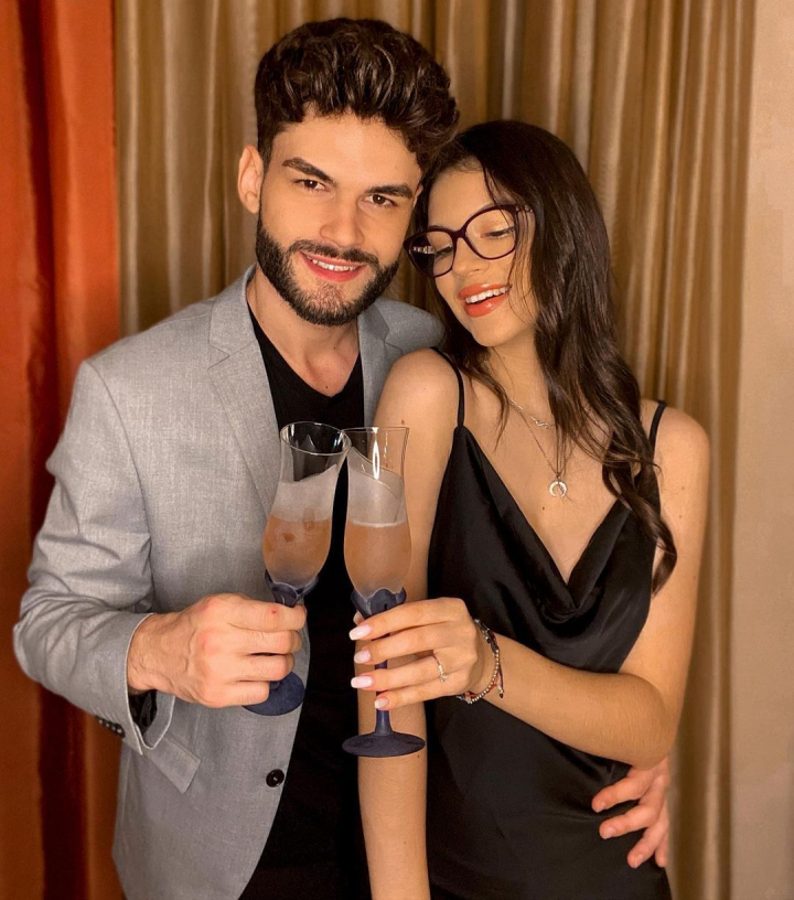 Nu mai e micuta CLEO! Edward Sanda i-a atins sanii Cleopatrei Stratan, in vazul fanilor! Relatia lor a trecut la alt nivel Nu mai e micuta CLEO! Edward Sanda i-a atins sanii Cleopatrei Stratan, in vazul fanilor! Relatia lor a trecut la alt nivel