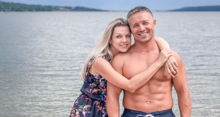 Marina Carnat, la bustul gol al sotului ei, raspunde reactiilor negative de pe retelele de socializare, care au aparut dupa un interviu: "Eu il pun pe sotul meu inaintea copiilor"