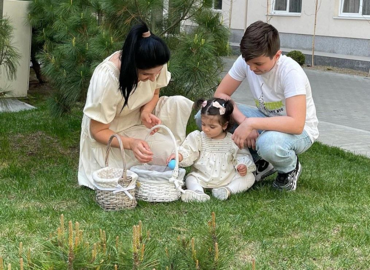 La vanatoarea de oua! In familia Svetlanei Sainsus, Pastele este o sarbatoare de suflet, dar si motiv pentru joaca si distractie cu copiii. „Am copiat careva traditii pe care le vedeam in filmele americane si le-a placut foarte mult aceasta goana dupa oua" - VIDEO La vanatoarea de oua! In familia Svetlanei Sainsus, Pastele este o sarbatoare de suflet, dar si motiv pentru joaca si distractie cu copiii. „Am copiat careva traditii pe care le vedeam in filmele americane si le-a placut foarte mult aceasta goana dupa oua" - VIDEO