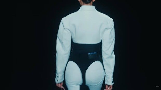 Sexy si periculoase: istoria chilotilor tanga - de la cei din pestera, pana la cei „invizibili”. Ce legatura are primarul din New York cu ei si cine din Familia Regala ii poarta Sexy si periculoase: istoria chilotilor tanga - de la cei din pestera, pana la cei „invizibili”. Ce legatura are primarul din New York cu ei si cine din Familia Regala ii poarta