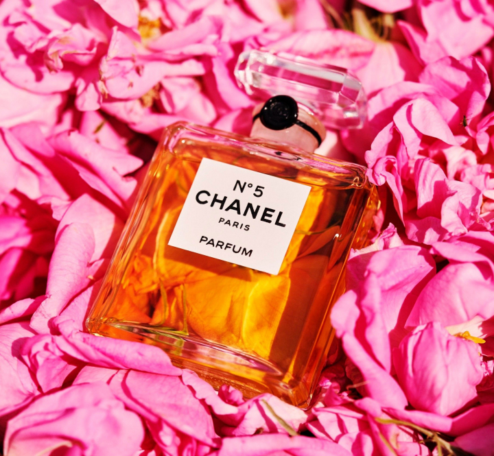 Chanel №5 - istoria parfumului legendar, care „miroase a femeie” si care a devenit o revolutie in lumea parfumieriei Chanel №5 - istoria parfumului legendar, care „miroase a femeie” si care a devenit o revolutie in lumea parfumieriei