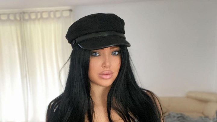 S-a ingrasat 25 kg pentru ca-si dorea sani imensi! Cum arata Claudia Rivier, tanara din Croatia cu forme imposibile S-a ingrasat 25 kg pentru ca-si dorea sani imensi! Cum arata Claudia Rivier, tanara din Croatia cu forme imposibile