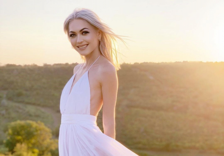 Cu pruncul sub inima, emana liniste si gingasie. Cum a pozat Gloria Gorceag in a opta luna de sarcina Cu pruncul sub inima, emana liniste si gingasie. Cum a pozat Gloria Gorceag in a opta luna de sarcina