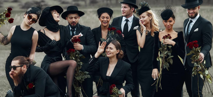 Inmormantare cu vedete! Valeria si Victor Fainescu, Dima White, Andreea Bostanica si multi alti bloggeri de la noi - intr-un video inedit. Iuliana Chirosca, despre moda si dress-code la funeralii: „Au fost si scene un pic mai dezgolite” - VIDEO Inmormantare cu vedete! Valeria si Victor Fainescu, Dima White, Andreea Bostanica si multi alti bloggeri de la noi - intr-un video inedit. Iuliana Chirosca, despre moda si dress-code la funeralii: „Au fost si scene un pic mai dezgolite” - VIDEO