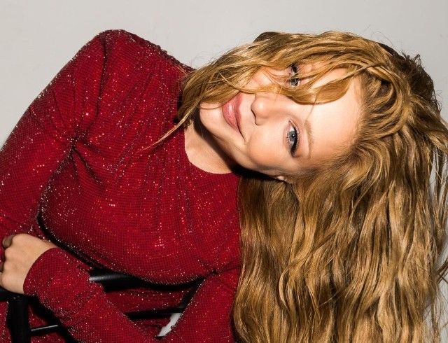 Este una dintre cele mai sexy si atragatoare artiste din Ucraina, care i-a furat inima si lui Dan Balan, insa cum arata mama Tinei Karol? Artista a pozat langa fratele mai mare si cea care i-a dat viata Este una dintre cele mai sexy si atragatoare artiste din Ucraina, care i-a furat inima si lui Dan Balan, insa cum arata mama Tinei Karol? Artista a pozat langa fratele mai mare si cea care i-a dat viata