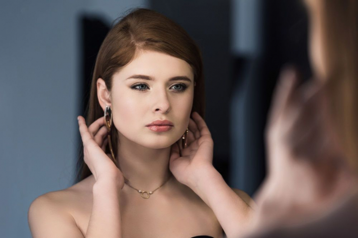 Nu stii ce bijuterii te avantajeaza? Noi iti aratam ce tip de cercei sa porti in functie de forma fetei Nu stii ce bijuterii te avantajeaza? Noi iti aratam ce tip de cercei sa porti in functie de forma fetei