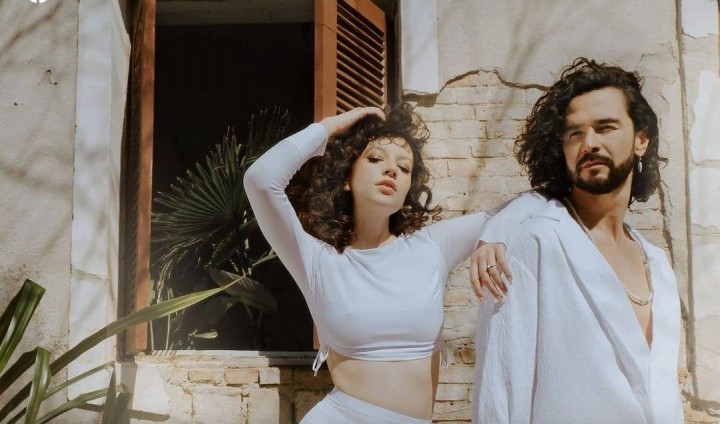 Peste 2 mii de vizualizari in doar 10 minute! Duetul Cleopatrei Stratan si Pasha Parfeni face furori. Artistii au lansat o piesa pe versurile lui Grigore Vieru si au filmat un videoclip. Vezi cum suna melodia „Orele” in interpretarea celor doi - VIDEO Peste 2 mii de vizualizari in doar 10 minute! Duetul Cleopatrei Stratan si Pasha Parfeni face furori. Artistii au lansat o piesa pe versurile lui Grigore Vieru si au filmat un videoclip. Vezi cum suna melodia „Orele” in interpretarea celor doi - VIDEO