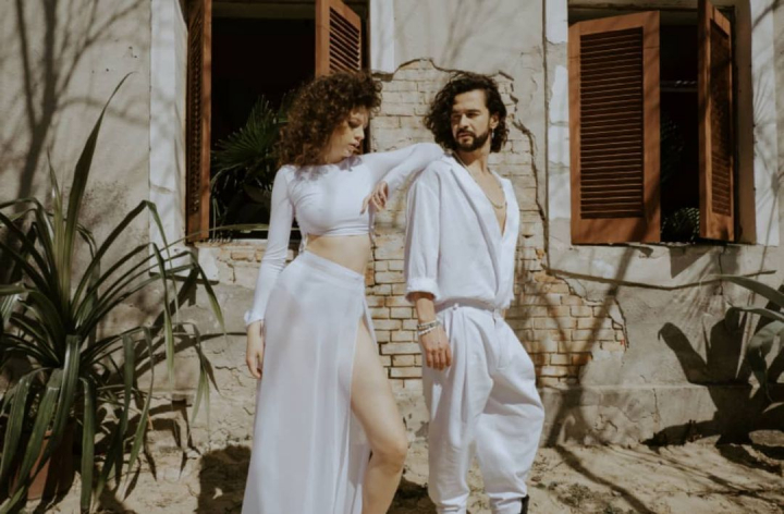 Piesa lor a acumulat aproape 300 de mii de vizualizari in 24 de ore! „La un pahar de vorba, la o petrecere mi-a venit ideea ca aceasta piesa merita sa fie redescoperita, recantata, reorchestrata”. Cum a fost colaborarea dintre Cleopatra Stratan si Pasha Parfeni la piesa „Orele se trec ca florile” dupa arhicunoscutele versuri - VIDEO Piesa lor a acumulat aproape 300 de mii de vizualizari in 24 de ore! „La un pahar de vorba, la o petrecere mi-a venit ideea ca aceasta piesa merita sa fie redescoperita, recantata, reorchestrata”. Cum a fost colaborarea dintre Cleopatra Stratan si Pasha Parfeni la piesa „Orele se trec ca florile” dupa arhicunoscutele versuri - VIDEO