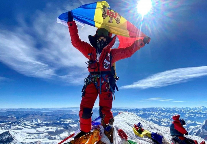 De pe cel mai inalt varf din lume, i-a transmis un mesaj sotului sau. Olga Tapordei: „Omul vietii mele, cel care m-a cautat, asteptat si in timp record, de cand ne-am cunoscut, mi-a zis ca, El stie ca noi vom crea o familie si primul copil - va fi o fata, si o va chema Alexandra” De pe cel mai inalt varf din lume, i-a transmis un mesaj sotului sau. Olga Tapordei: „Omul vietii mele, cel care m-a cautat, asteptat si in timp record, de cand ne-am cunoscut, mi-a zis ca, El stie ca noi vom crea o familie si primul copil - va fi o fata, si o va chema Alexandra”