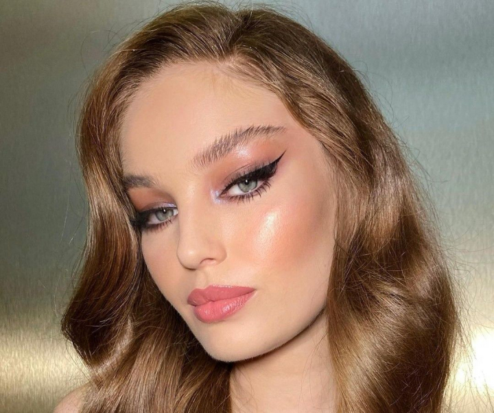 Aplica rujul ca o profesionista! 6 sfaturi de la make-up artisti talentati Aplica rujul ca o profesionista! 6 sfaturi de la make-up artisti talentati