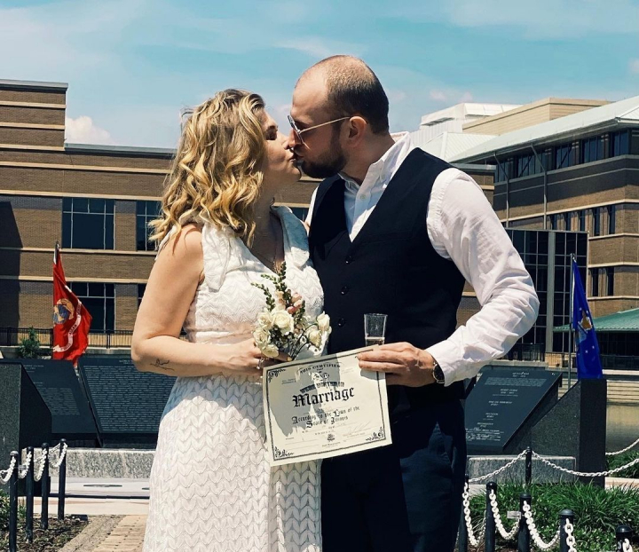 Karizma s-a casatorit! „Am mers in 3...+1, Daria ne-a fost si fotograf si martor”. Vezi imaginile de la inregistrarea casatoriei din Chicago Karizma s-a casatorit! „Am mers in 3...+1, Daria ne-a fost si fotograf si martor”. Vezi imaginile de la inregistrarea casatoriei din Chicago