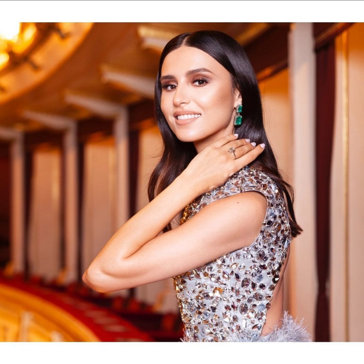 Asa nu ai mai vazut-o! Valentina Nafornita - cu breton blond, in imprimeu de leopard, pantofi cu platforma si cu manichiura excentrica Asa nu ai mai vazut-o! Valentina Nafornita - cu breton blond, in imprimeu de leopard, pantofi cu platforma si cu manichiura excentrica