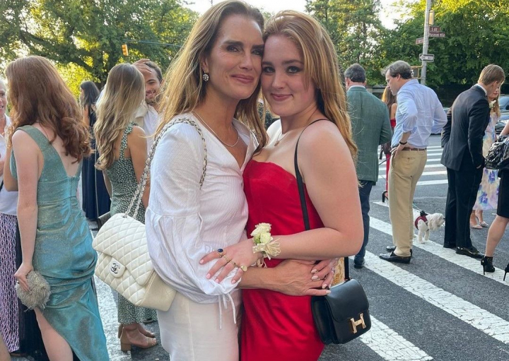 Aceeasi rochie, 23 de ani mai tarziu! Brooke Shields, mandra ca fiica sa i-a purtat rochia de la balul de absolvire din 1998. Vezi cum arata tinuta Aceeasi rochie, 23 de ani mai tarziu! Brooke Shields, mandra ca fiica sa i-a purtat rochia de la balul de absolvire din 1998. Vezi cum arata tinuta