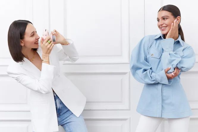 Nu esti fotogenica? Iata cateva lifehack-uri cum sa te fotografiezi la o petrecere si sa iesi bine. Profita de moment Nu esti fotogenica? Iata cateva lifehack-uri cum sa te fotografiezi la o petrecere si sa iesi bine. Profita de moment