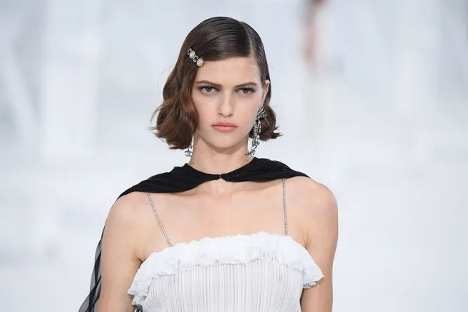 Se apropie balul de absolvire si nu stii cum vrei sa arati in aceasta zi? Iata cateva idei care te vor face sa arati deosebit Se apropie balul de absolvire si nu stii cum vrei sa arati in aceasta zi? Iata cateva idei care te vor face sa arati deosebit