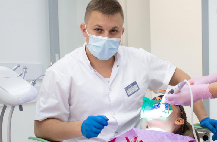 Ai dureri de dinti si nu stii de la ce sunt? Afla de la stomatologul Dumitru Romaniuc care sunt cele mai simple si comune afectiuni ale dintilor: „Nu inseamna ca nu trebuie sa mancam dulce, din contra trebuie, dar trebuie sa spalam dintii dupa oricare administrare a dulciurilor” - VIDEO Ai dureri de dinti si nu stii de la ce sunt? Afla de la stomatologul Dumitru Romaniuc care sunt cele mai simple si comune afectiuni ale dintilor: „Nu inseamna ca nu trebuie sa mancam dulce, din contra trebuie, dar trebuie sa spalam dintii dupa oricare administrare a dulciurilor” - VIDEO