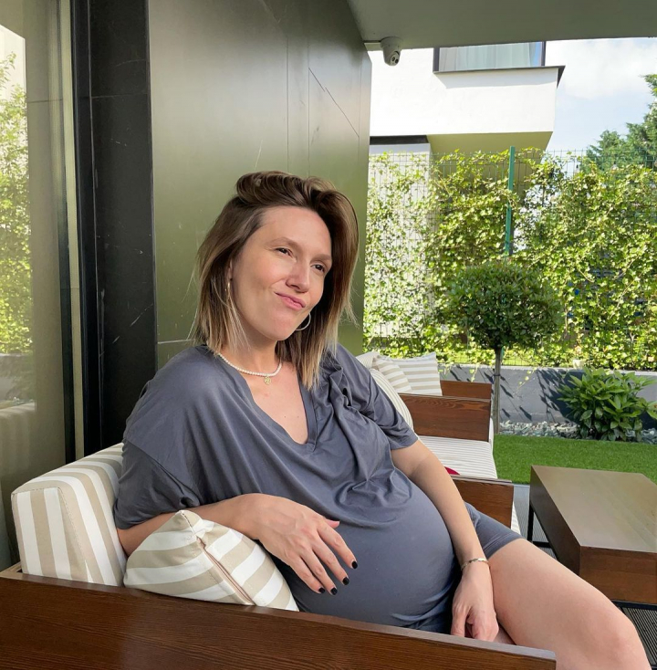 La 37 de saptamani de sarcina, Adela Popescu - cu burtica de gravida, intr-o poza neretusata. „Burta mandra, privirea increzatoare si inima cat un purice” - FOTO La 37 de saptamani de sarcina, Adela Popescu - cu burtica de gravida, intr-o poza neretusata. „Burta mandra, privirea increzatoare si inima cat un purice” - FOTO