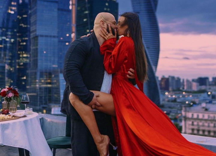 O surpriza luxoasa! Oksana Samoilova le-a daruit parintilor sai un BENTLEY. Vezi cum arata bolidul in valoare de jumatate de milion de euro - VIDEO O surpriza luxoasa! Oksana Samoilova le-a daruit parintilor sai un BENTLEY. Vezi cum arata bolidul in valoare de jumatate de milion de euro - VIDEO