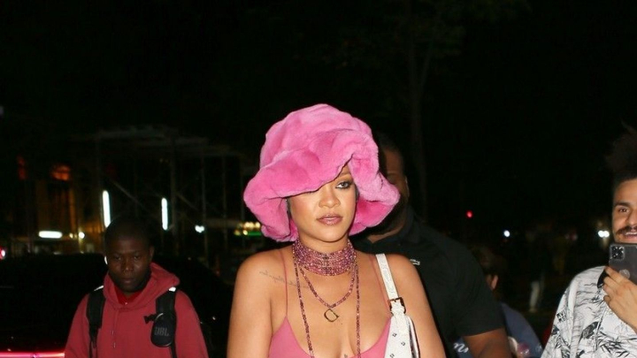 Rihanna, aparitie incredibila pe strada: Intr-o tinuta transparenta pe sub care nu purta nimic
Rihanna, aparitie incredibila pe strada: Intr-o tinuta transparenta pe sub care nu purta nimic