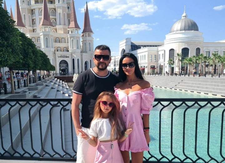 Anatolie Melnic impreuna cu „printesele” sale - la castel, de ziua sa de nastere. „Am fost atacat de 37 de ani, dar mergem inainte” Anatolie Melnic impreuna cu „printesele” sale - la castel, de ziua sa de nastere. „Am fost atacat de 37 de ani, dar mergem inainte”