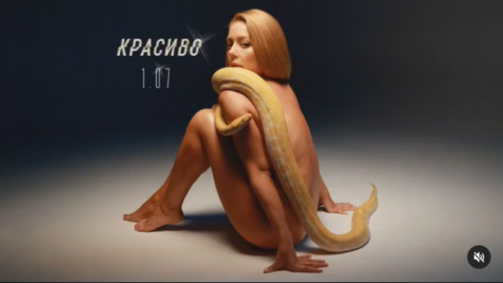 Sexy si periculoasa! Febletea lui Dan Balan, Tina Karol, s-a dezgolit si a lasat un sarpe sa-i exploreze trupul - VIDEO