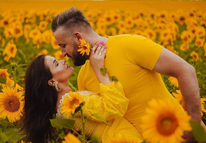 Se iubesc ca la prima intalnire! Tatiana si Ilie Maxian, intr-o sedinta foto fierbinte intr-un lan cu floarea soarelui. Vezi ce ii aduce fericire bloggeritei - VIDEO Se iubesc ca la prima intalnire! Tatiana si Ilie Maxian, intr-o sedinta foto fierbinte intr-un lan cu floarea soarelui. Vezi ce ii aduce fericire bloggeritei - VIDEO