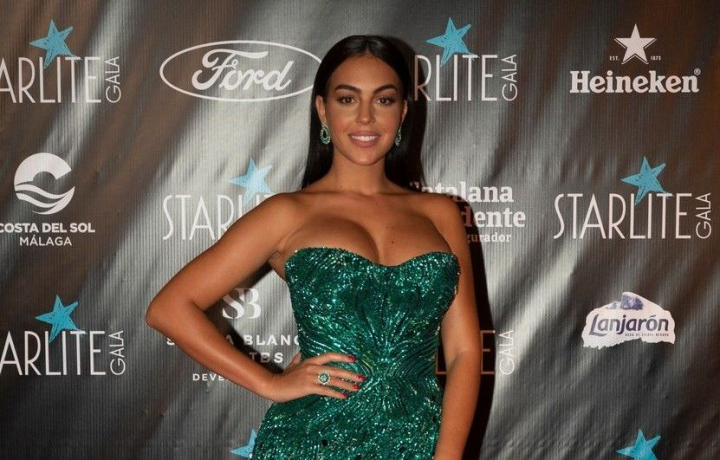 Georgina Rodriguez, aparitie ravasitoare intr-o rochie verde smarald la un eveniment din Marbella
Georgina Rodriguez, aparitie ravasitoare intr-o rochie verde smarald la un eveniment din Marbella