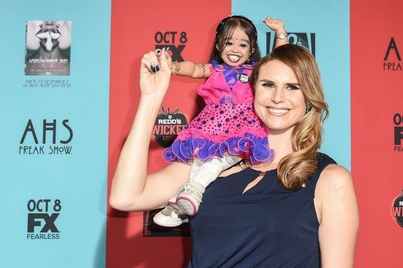 Cea mai mica femeie din lume face furori pe Instagram. Nu suporta un lucru pe care oamenii normali il fac in preajma ei Cea mai mica femeie din lume face furori pe Instagram. Nu suporta un lucru pe care oamenii normali il fac in preajma ei