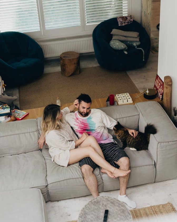 Linistea din familia lui Smiley. Cat este de dragastoasa cu el Gina Pistol, partenera sa de viata Linistea din familia lui Smiley. Cat este de dragastoasa cu el Gina Pistol, partenera sa de viata