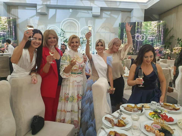 E petrecerea anului! Nelly Ciobanu, Anisoara Puica, Dianna Rotaru si multe alte vedete - invitate la aceeasi nunta. Cine sunt mirii - VIDEO E petrecerea anului! Nelly Ciobanu, Anisoara Puica, Dianna Rotaru si multe alte vedete - invitate la aceeasi nunta. Cine sunt mirii - VIDEO