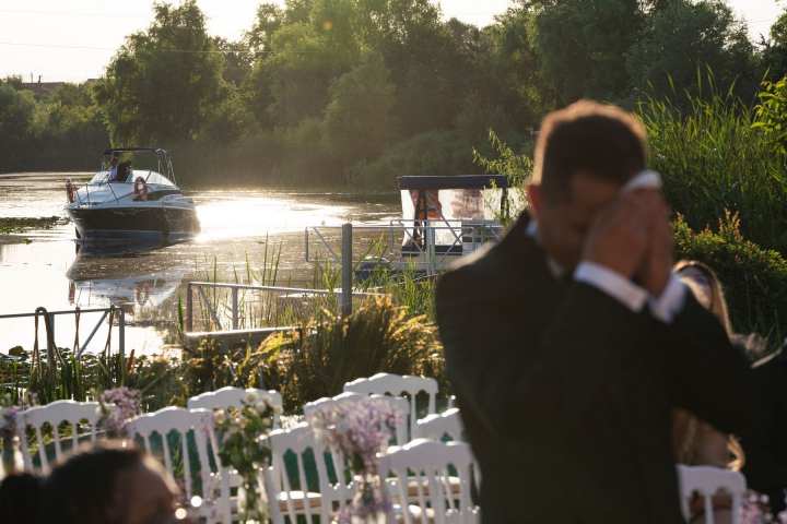 Au ajuns mire si mireasa fara sa isi stie macar numele. Ce si-au spus cand s-au vazut prima data Andreea si Emilian, mirii de la Casatoriti pe nevazute Au ajuns mire si mireasa fara sa isi stie macar numele. Ce si-au spus cand s-au vazut prima data Andreea si Emilian, mirii de la Casatoriti pe nevazute