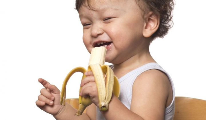 Atentie mamici! Stiai despre baby leading, moda noua de diversificare la decizia bebelusilor? Ce spune pediatrul, Liliana Visnevschi-Rusnac: „Este o metoda acceptata, interesanta, logica, doar ca contine un pic de risc.” - VIDEO Atentie mamici! Stiai despre baby leading, moda noua de diversificare la decizia bebelusilor? Ce spune pediatrul, Liliana Visnevschi-Rusnac: „Este o metoda acceptata, interesanta, logica, doar ca contine un pic de risc.” - VIDEO