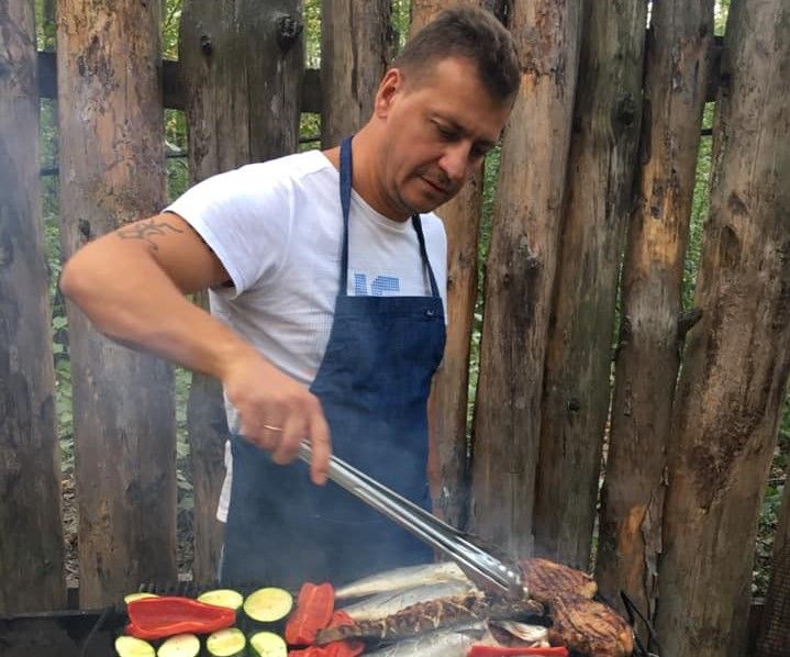 Acasa la Petru Chicu! Vezi ce gradina miraculoasa are cheful, care sunt bucatele preferate ale copiilor sai, dar si cum s-a cunoscut cu sotia. „El este Petrica al meu, de acasa” Acasa la Petru Chicu! Vezi ce gradina miraculoasa are cheful, care sunt bucatele preferate ale copiilor sai, dar si cum s-a cunoscut cu sotia. „El este Petrica al meu, de acasa”