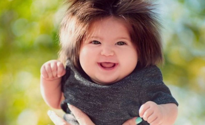 Cum arata la varsta de 2 ani fetita Rapunzel din Bulgaria, care i-a uimit pe toti cu lungimea parului ei Cum arata la varsta de 2 ani fetita Rapunzel din Bulgaria, care i-a uimit pe toti cu lungimea parului ei