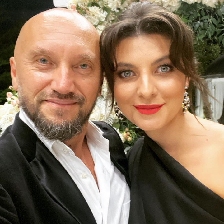 Olesea Svecla si Anatol Durbala, imbracati la patru ace! Vezi cat de nebunatica este actrita: ”Imi hidratez radacinile la svecla” - FOTO/VIDEO Olesea Svecla si Anatol Durbala, imbracati la patru ace! Vezi cat de nebunatica este actrita: ”Imi hidratez radacinile la svecla” - FOTO/VIDEO