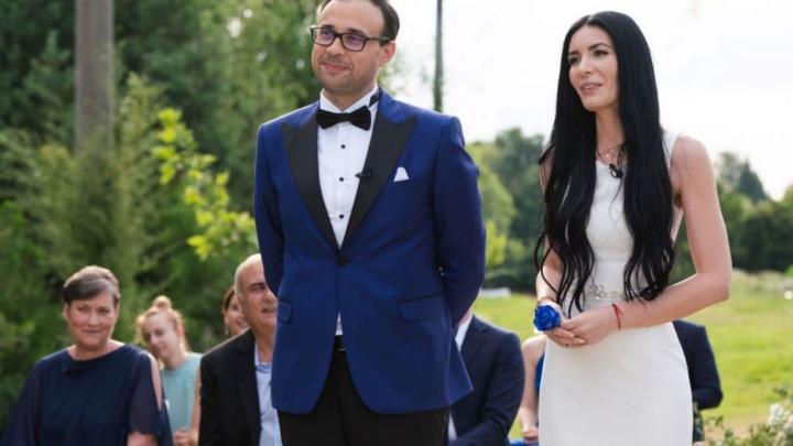 Tot mai multe cupluri formate in baza stiintei! Deja trei perechi de la „Casatoriti pe nevazute” si-au spus „da” in fata ofiterului de stare civila - VIDEO Tot mai multe cupluri formate in baza stiintei! Deja trei perechi de la „Casatoriti pe nevazute” si-au spus „da” in fata ofiterului de stare civila - VIDEO