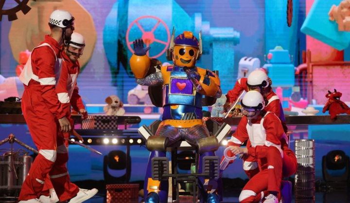 Robotul a umplut scena cu energia sa la Masked Singer. Cine cred detectivii ca se afla in spatele mastii: „Am citit despre mine ca uneori intind prea tare coarda, dar asta tot din cauza oamenilor din jurul meu!” - VIDEO