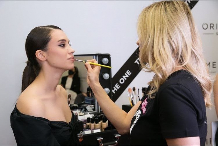 Odata cu venirea toamnei schimba si stilul machiajului! Afla de la make-up artistul Veronica Guzun cum sa te machiezi in acest sezon: „In acest an folosim nuante calde” - VIDEO Odata cu venirea toamnei schimba si stilul machiajului! Afla de la make-up artistul Veronica Guzun cum sa te machiezi in acest sezon: „In acest an folosim nuante calde” - VIDEO