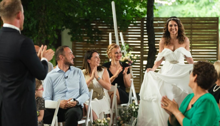 Al patrulea cuplu de la „Casatoriti pe nevazute”, Dana si Adrian, se intalnesc pentru prima data in fata ofiterului de stare civila. Cum a reactionat mirele cand si-a vazut aleasa - VIDEO Al patrulea cuplu de la „Casatoriti pe nevazute”, Dana si Adrian, se intalnesc pentru prima data in fata ofiterului de stare civila. Cum a reactionat mirele cand si-a vazut aleasa - VIDEO